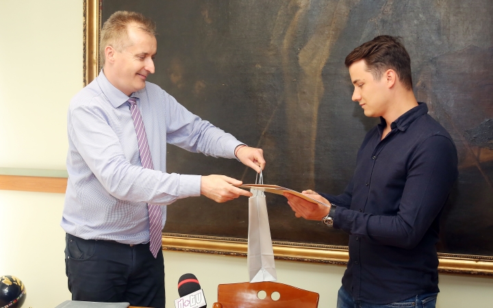 Villámcsapás - Kitüntették az önkéntes "tűzoltót"