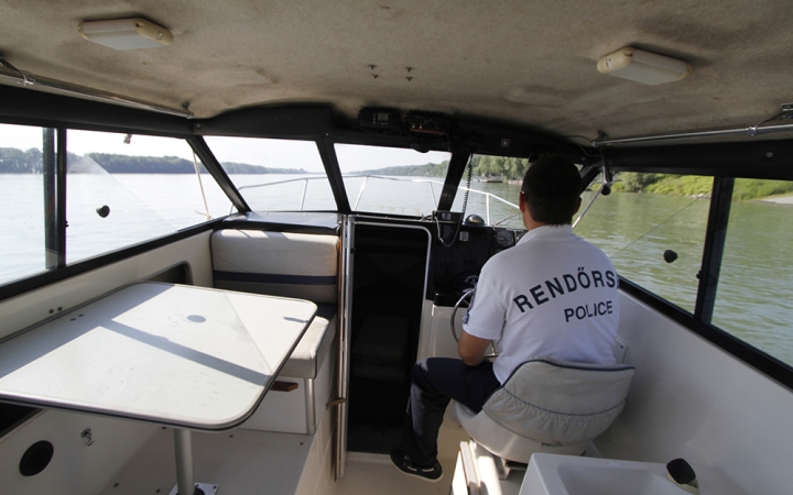 Holttestet sodort partra a víz