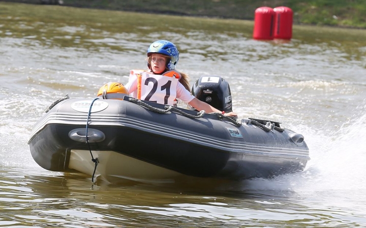 Szinte forrt a víz a kis motorcsónakosok alatt