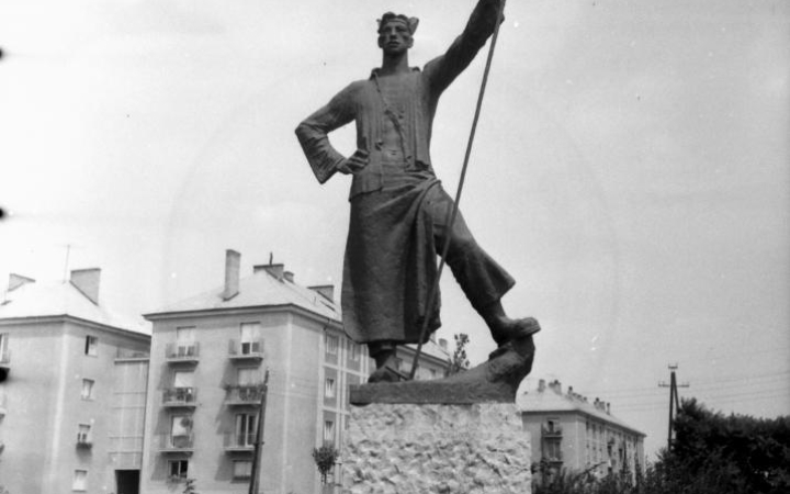 Ledönteni a Martinászt!