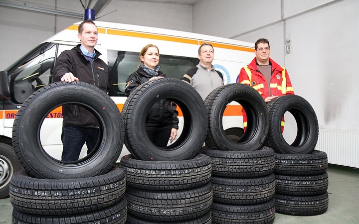 Hankook-adomány - Új abroncsok a mentőautókra