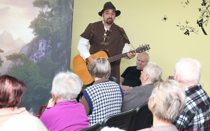 A legifjabbak is köszöntötték az időseket