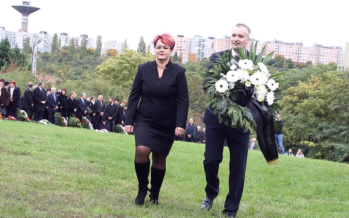 "Isten hozzád szabadságom keresztfája"