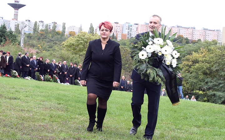 "Isten hozzád szabadságom keresztfája"