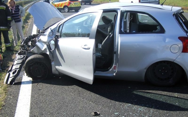 Átrepült a szalagkorláton egy autó az M7-esen