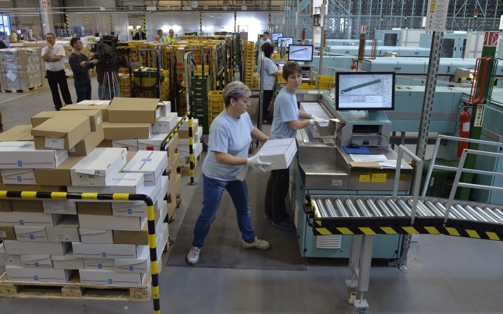 Karácsonyi készültség a postán