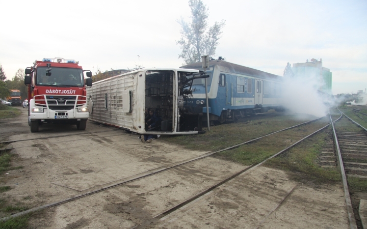 Égő vonatból és felborult buszból mentették az utasokat