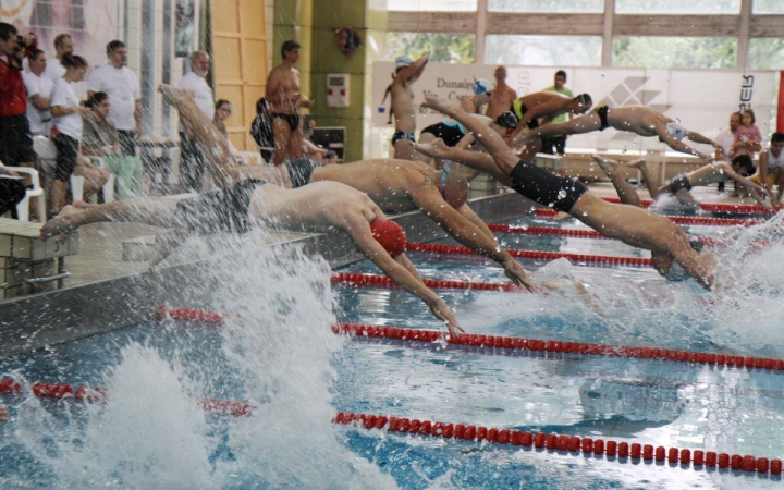 Megkezdődött a 24 órás Úszógála!