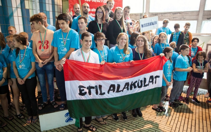 Jótékony hosszok az uszodában!