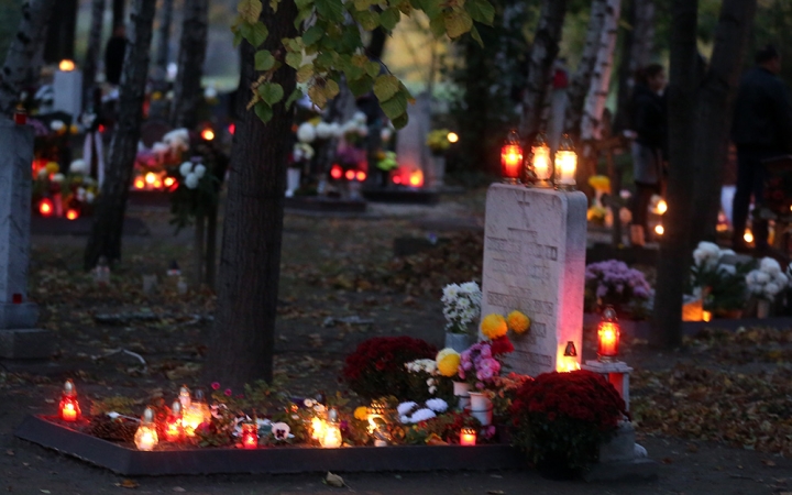 Virág a síron, nem hervad el