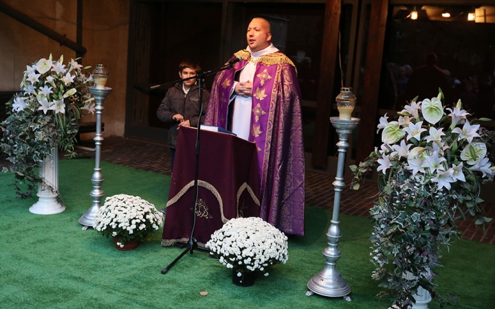 A gyertya fénye Krisztust jelképezi