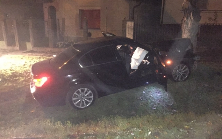 Tíz migránssal az autójában fának ütközött