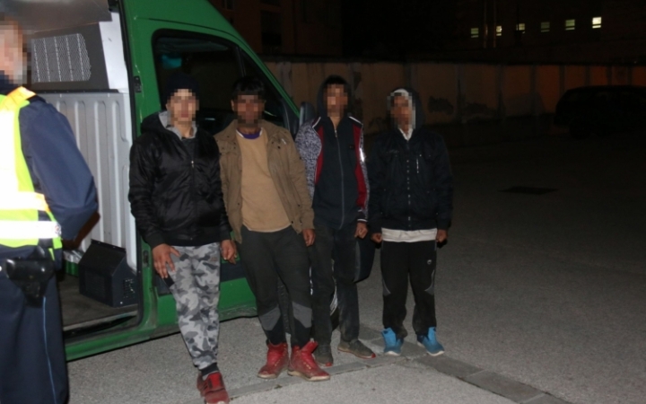 Elkapták a tíz migránst csempésző sofőrt