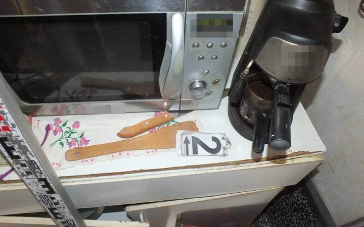 Vita után hasba szúrta