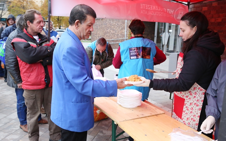 Háromszáz adag tartalmas, meleg étel