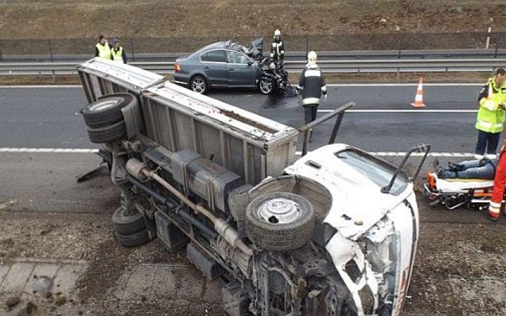 Baleset az M6-on Rácalmásnál - sérültek is vannak, sávlezárás