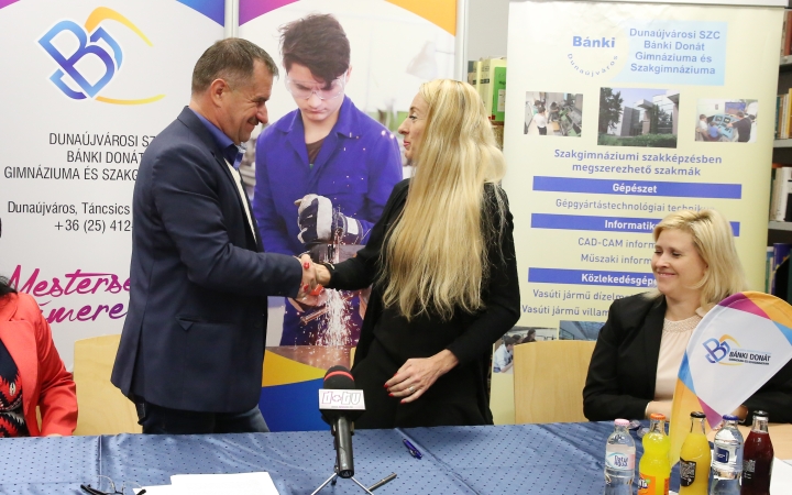 Fél lábbal egy biztos munkahelyen