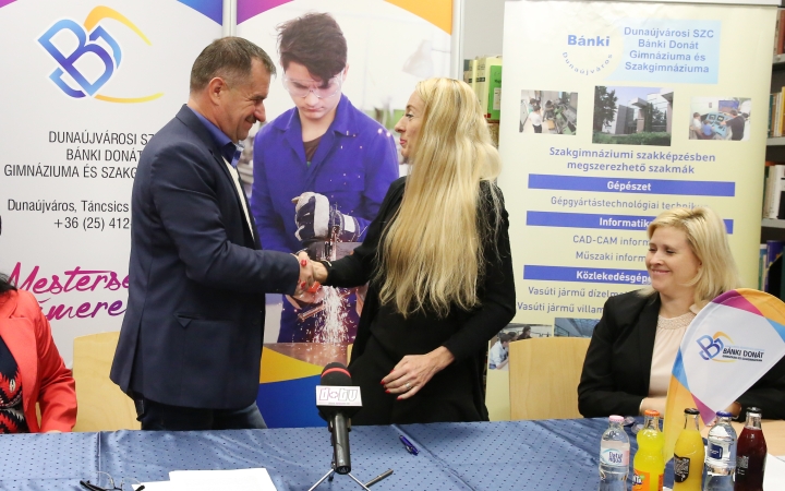 Fél lábbal egy biztos munkahelyen