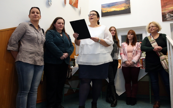 Öt alkotó egy lépcsőn