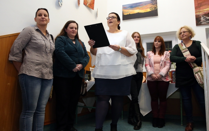 Öt alkotó egy lépcsőn