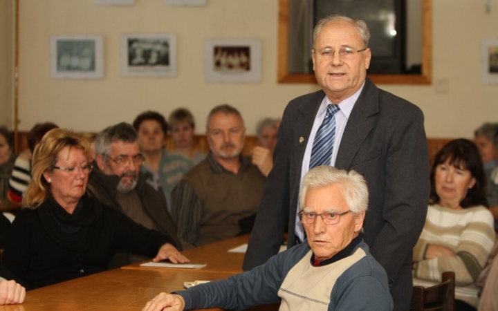 Parázs vita a temetői buszjáratokról