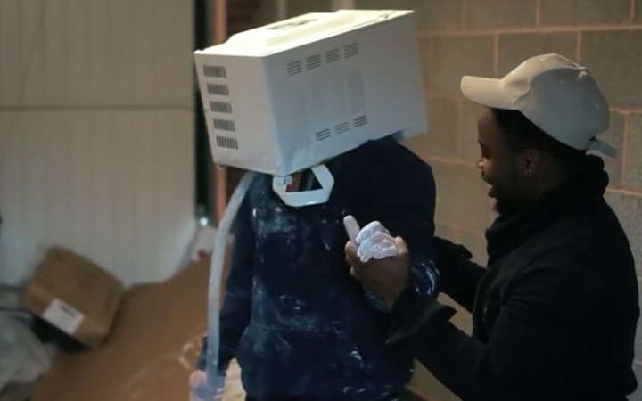 Mikrosütőbe "betonozta" a fejét - Videó!