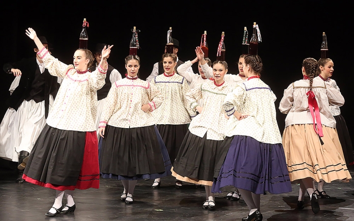 Hatvanöt év dobbantás, csettintés - Ünnepel a Vasas Táncegyüttes