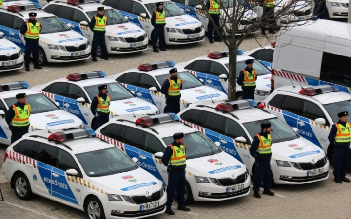 Kilenc új rendőrautót kap a város