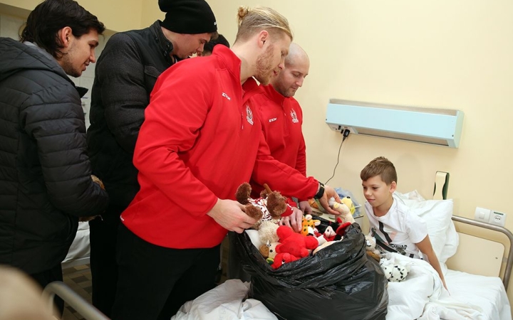 Célba értek a jégkorongos plüssök