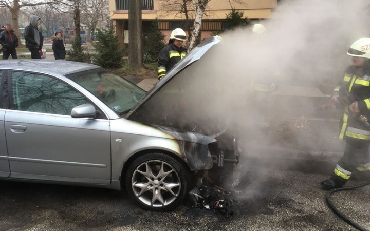 Parkoló autó motortere gyulladt ki
