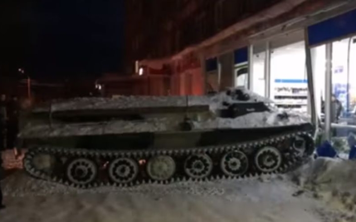 Tankkal ment borért, persze hót részegen