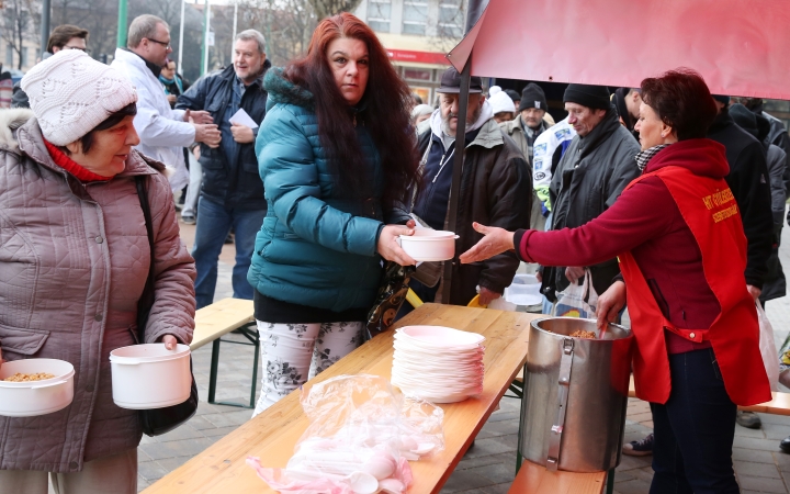 D+ Híradó - Ételosztás, emléktábla