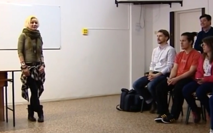 Maradni, vagy lelépni