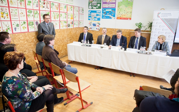 D+ Híradó - Iskolafelújítások, előadás