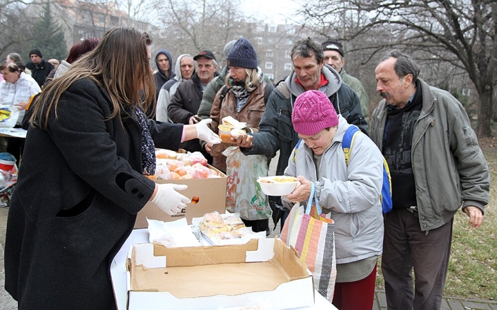 Izzott a merőkanál - ételt osztottak a Petőfi ligetben