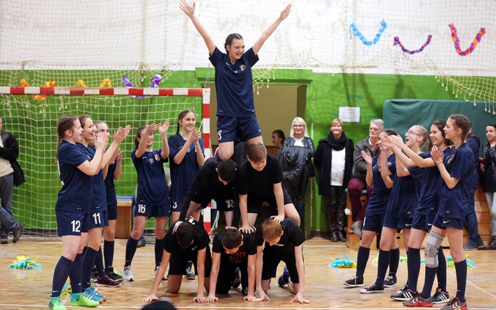 Jelmezek helyett tánc