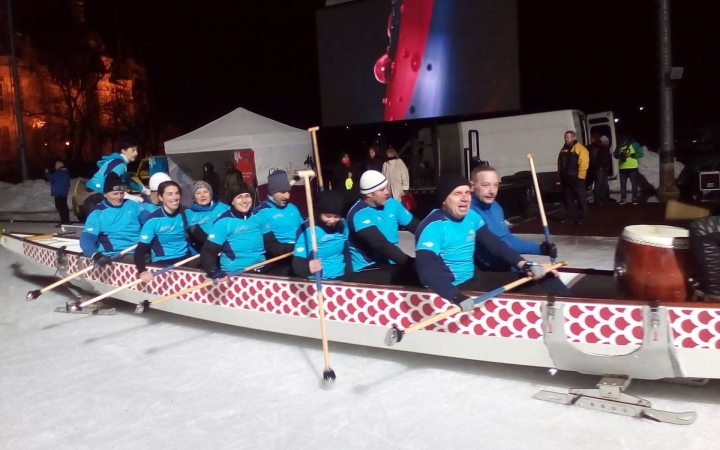 Sárkányhajóval a jégen