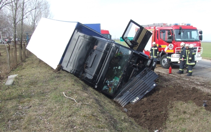 Ároka borult a kamion
