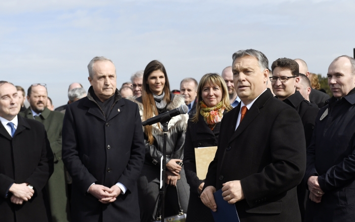 Orbán: agyonnyomná a fejlesztéseinket, ha bevándorlóországgá válnánk