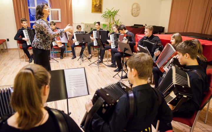 Segítség a Harmonika zenekarnak