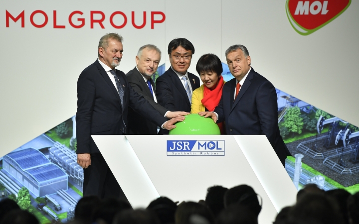 Orbán: Magyarország fejlődik, ezt még a vak is látja