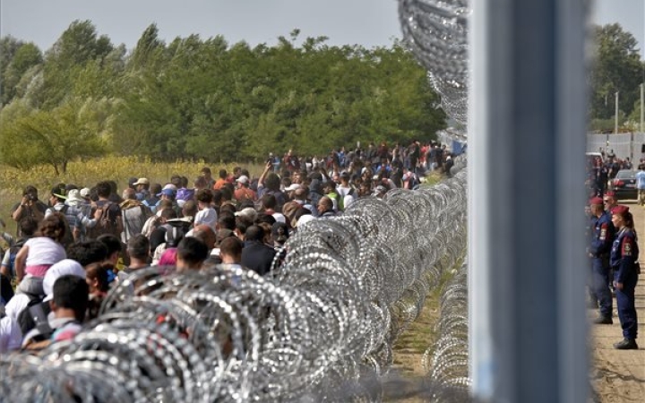 A migránsbarátok így szónokoltak a kerítés ellen