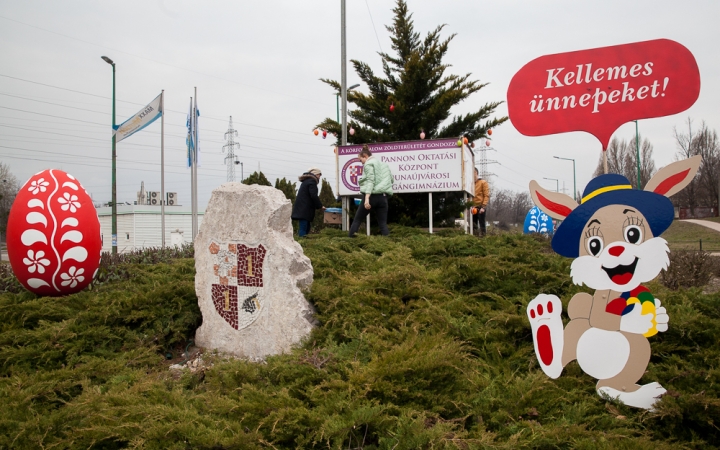 Ünnepi díszben a körforgó