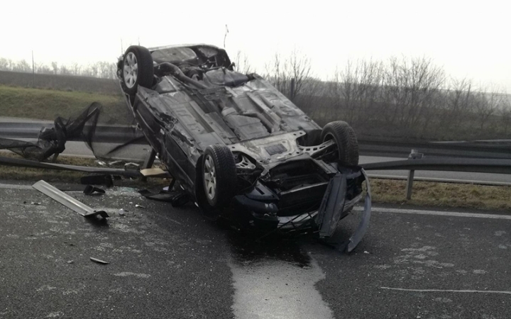 Felborult egy autó az M6-os autópályán