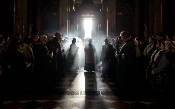 Égzengés a templomban