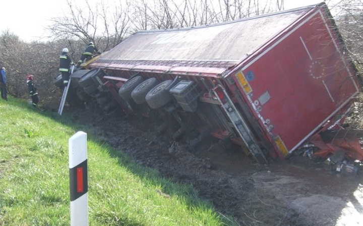 Felborult egy kamion az M7-esen