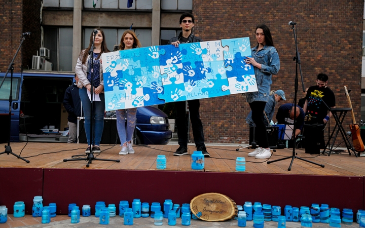 Kékben ragyogott a Városháza tér