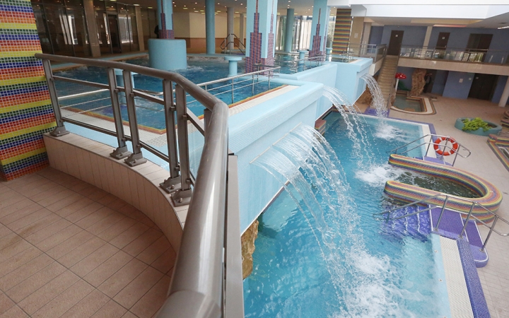 Újra víz csobog a medencékben - Próbaüzem az élményfürdőben