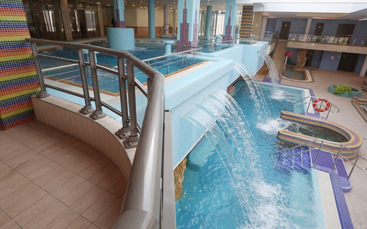 Újra víz csobog a medencékben - Próbaüzem az élményfürdőben