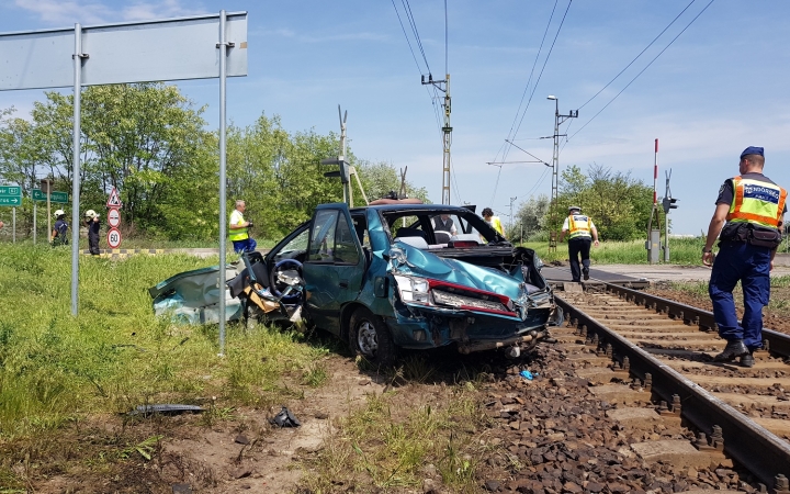 Vonat sodort el egy autót, ketten meghaltak